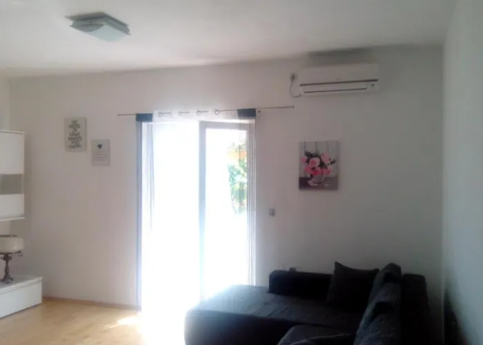 With A Parking Space - 13557 זאדאר